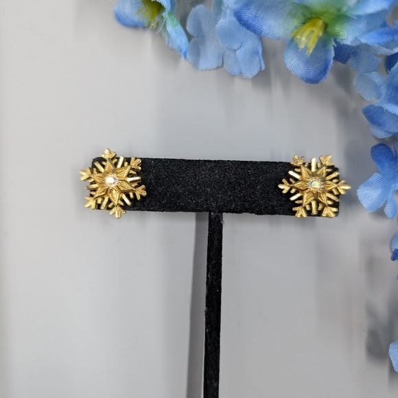 Gorgeous Snowflake Vintage Gold Plated Stud Earrings With Crystal Accents - Picture 2 of 6